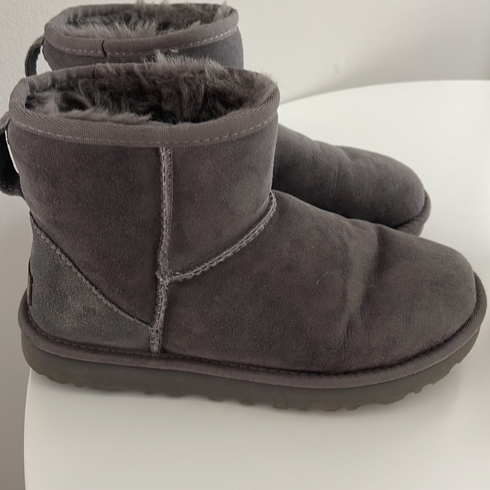 GREY UGGS!